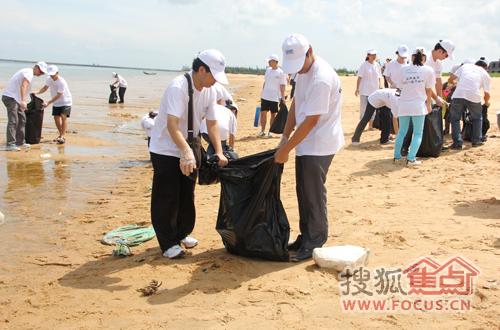世界海洋日 恒盛元国际员工海口金沙湾收捡垃