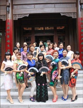 图示:旗袍佳人合影
