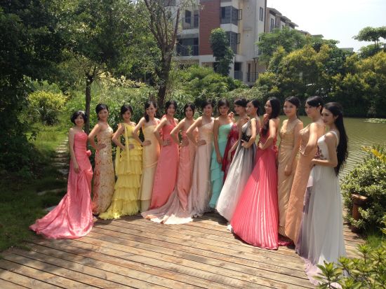 首届东莞微博佳丽走进楼盘户外写真摄影