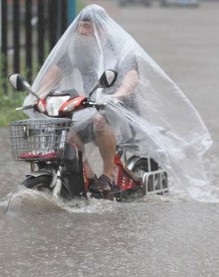 布拉万台风强袭哈尔滨 暴雨过后检验房屋质量