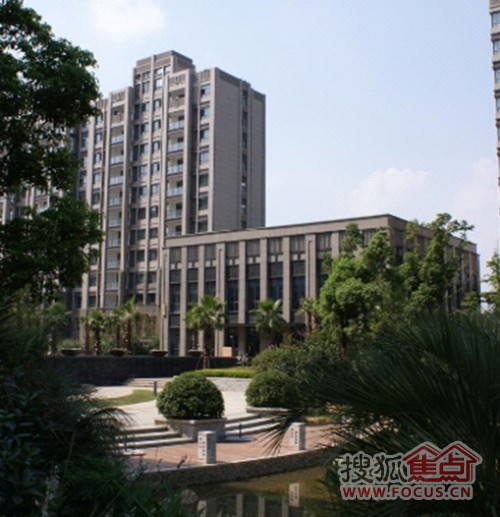 纯小高层法式社区,约84%得房率,一期年底交付入主,保利地产倾情打造.