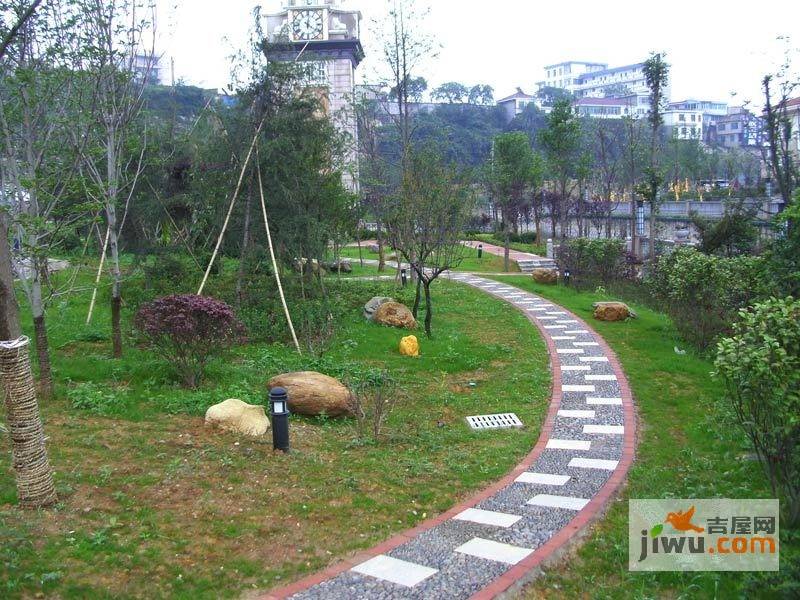 蒙特卡尼水映山城实景图图片