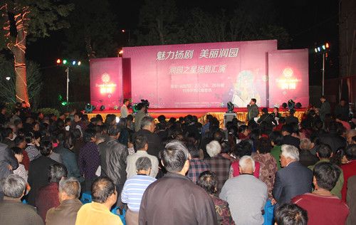 表演者有,国家二级演员凌宁还有众多来自全市各区的扬剧票友,丰富的表